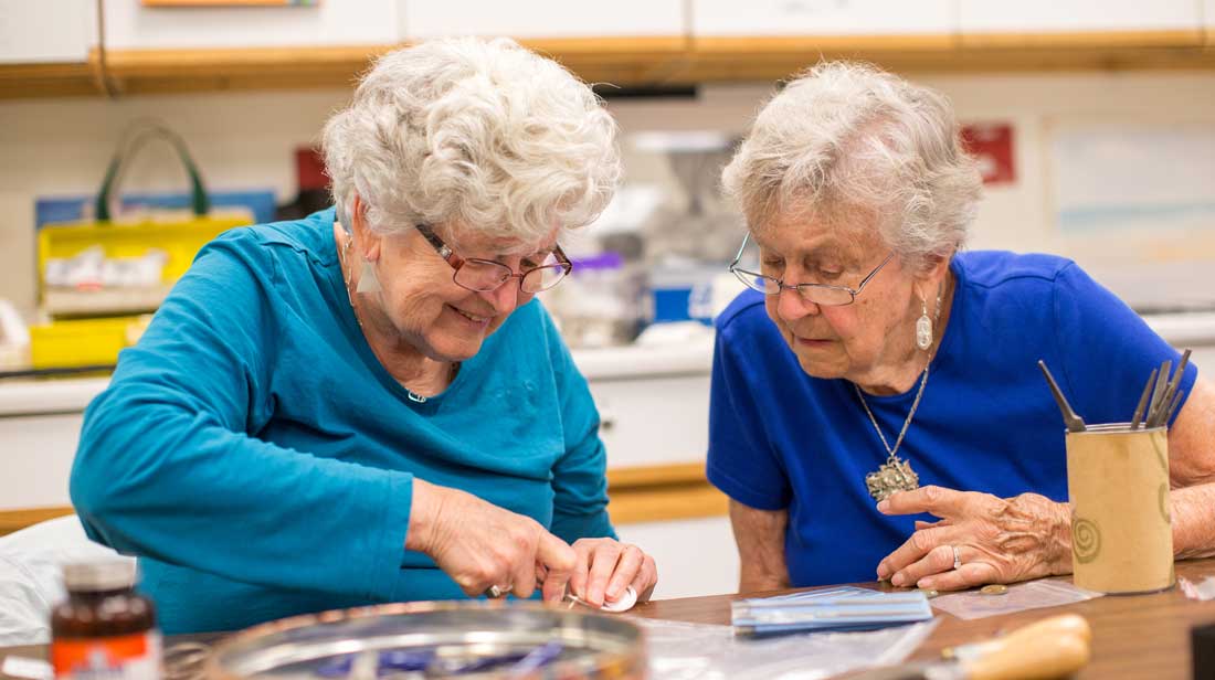 2 women jewelry making